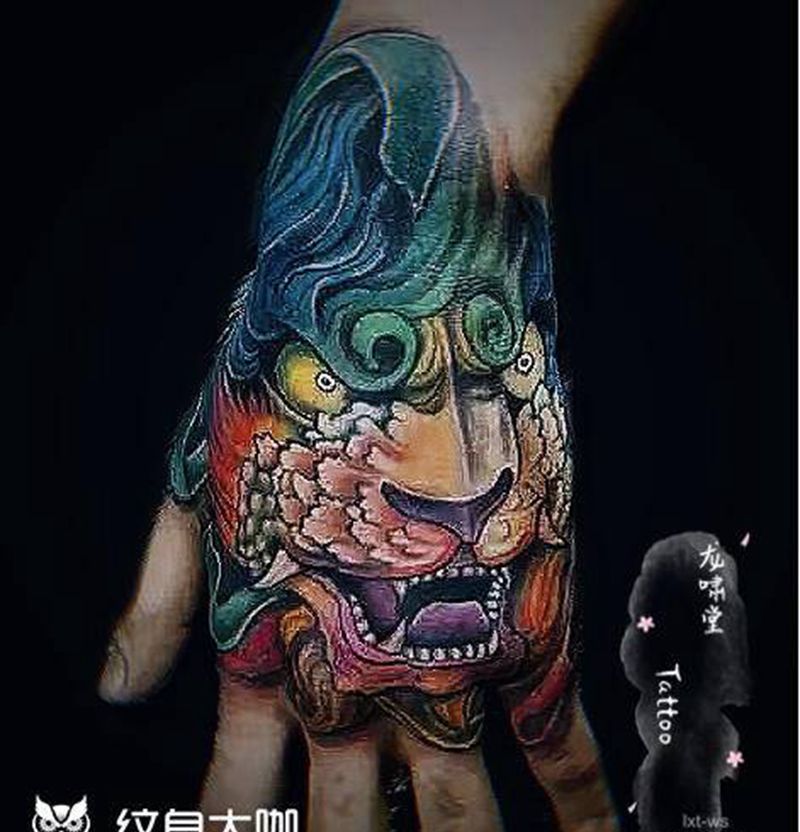 唐狮手背纹身图片_手部纹身图案