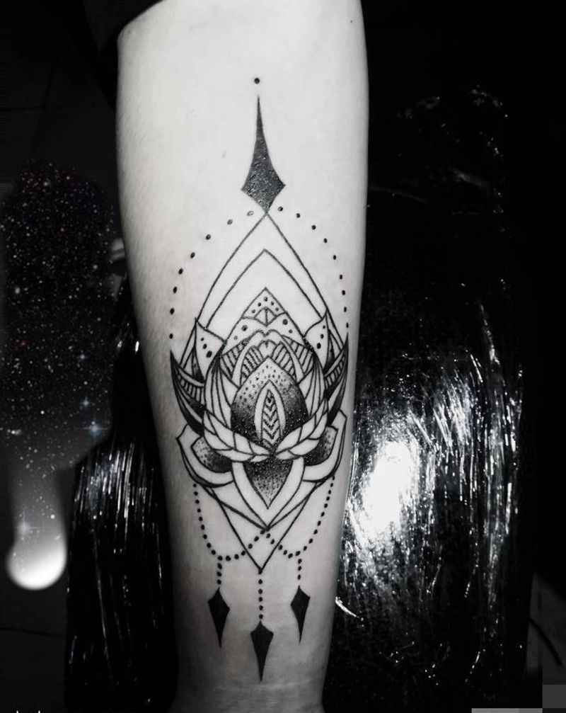 手臂梵花纹身图片_手臂纹身图案