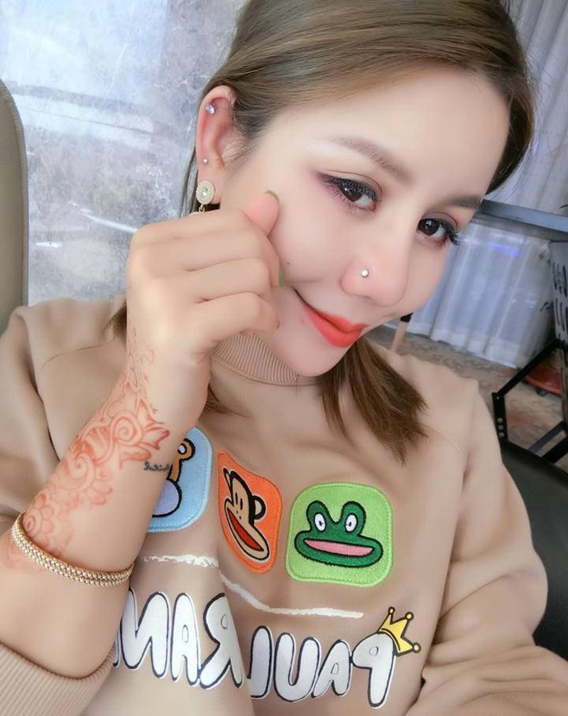 鼻钉纹身图片_时尚穿孔纹身图案