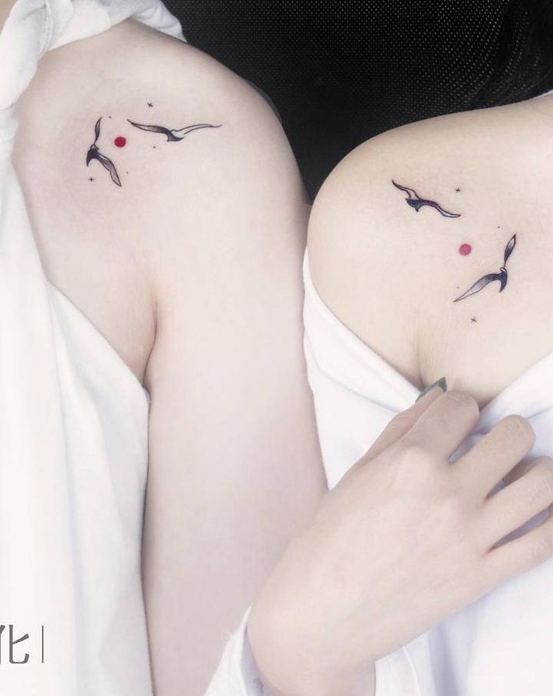 情侣纹身图片_肩部水彩纹身图案