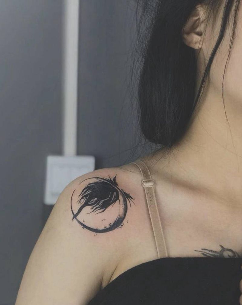 深夜加班纹身图片_肩部纹身图案