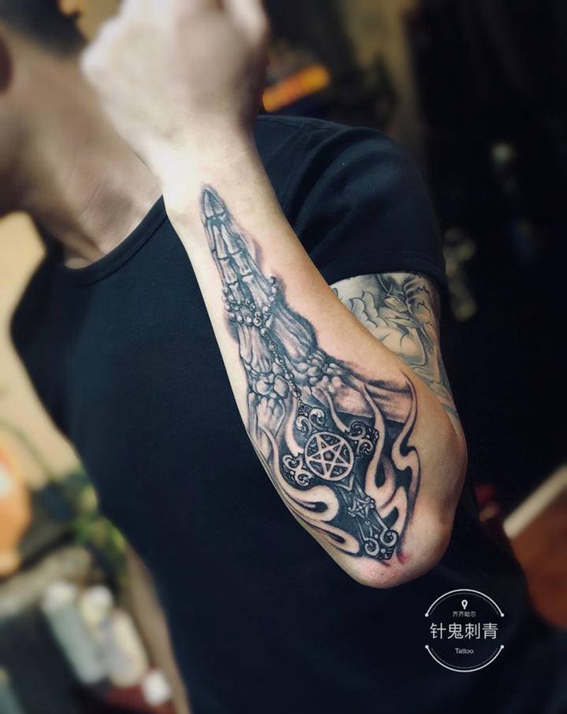 祈祷手纹身图片_手臂欧美写实纹身图案