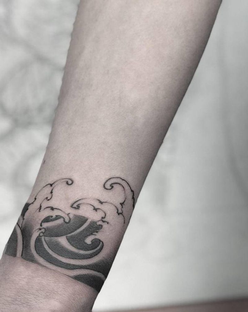水浪臂环纹身图片_手臂新传统纹身图案