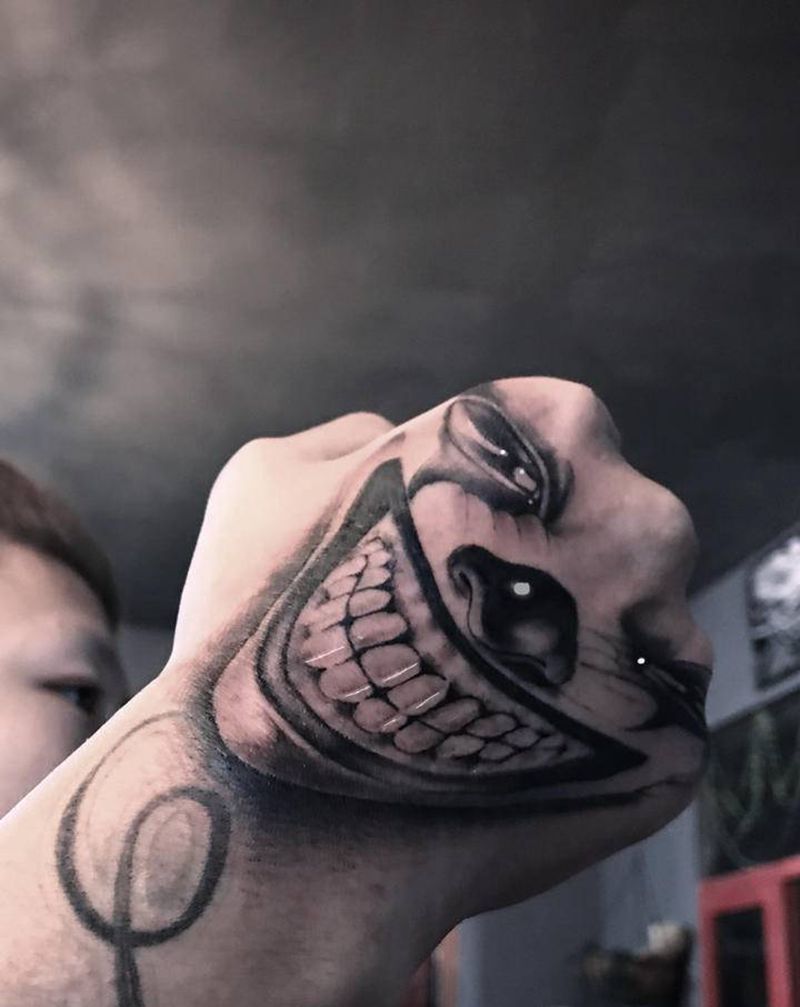 小丑纹身图片_手臂欧美写实纹身图案