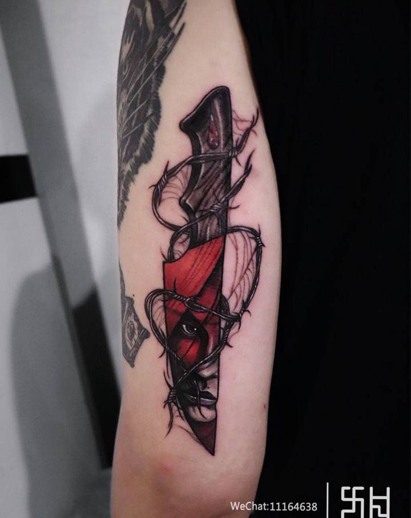 刀纹身纹身图片_手臂欧美写实刀纹身图案