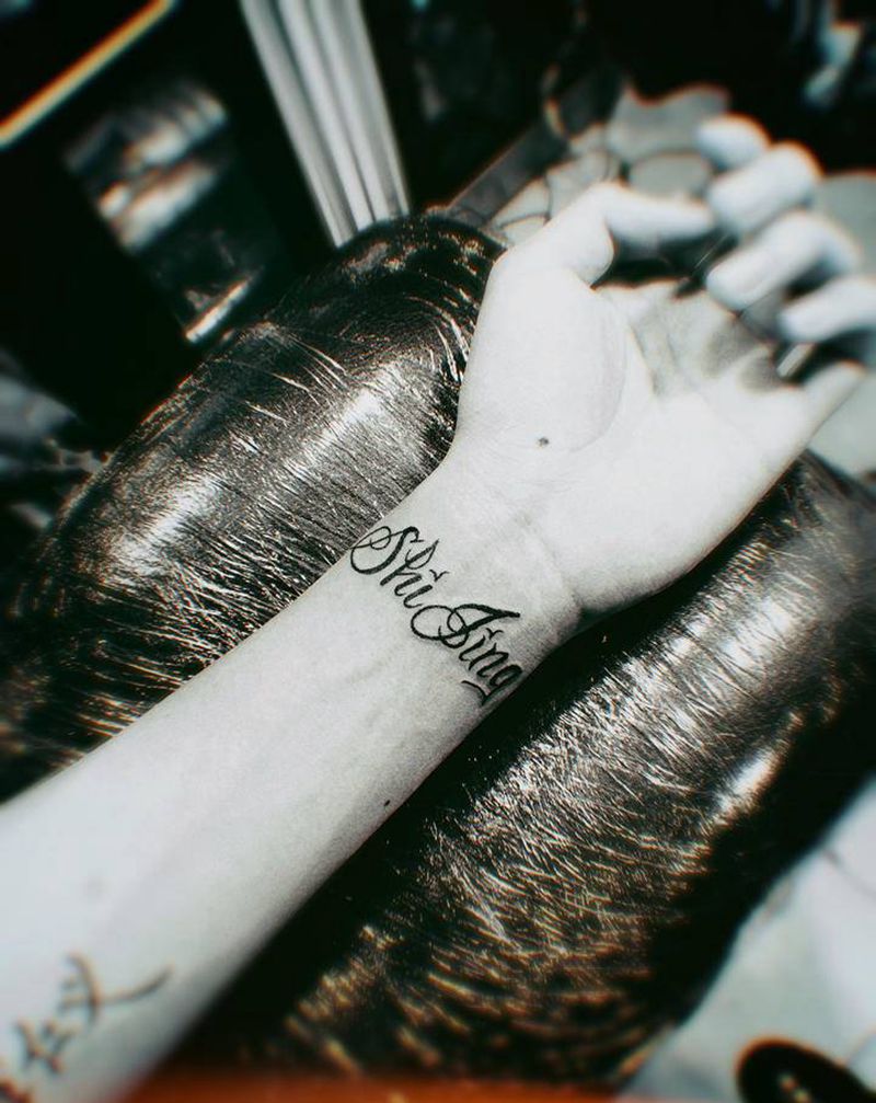 手腕纹身图片_手臂手部英文纹身图案