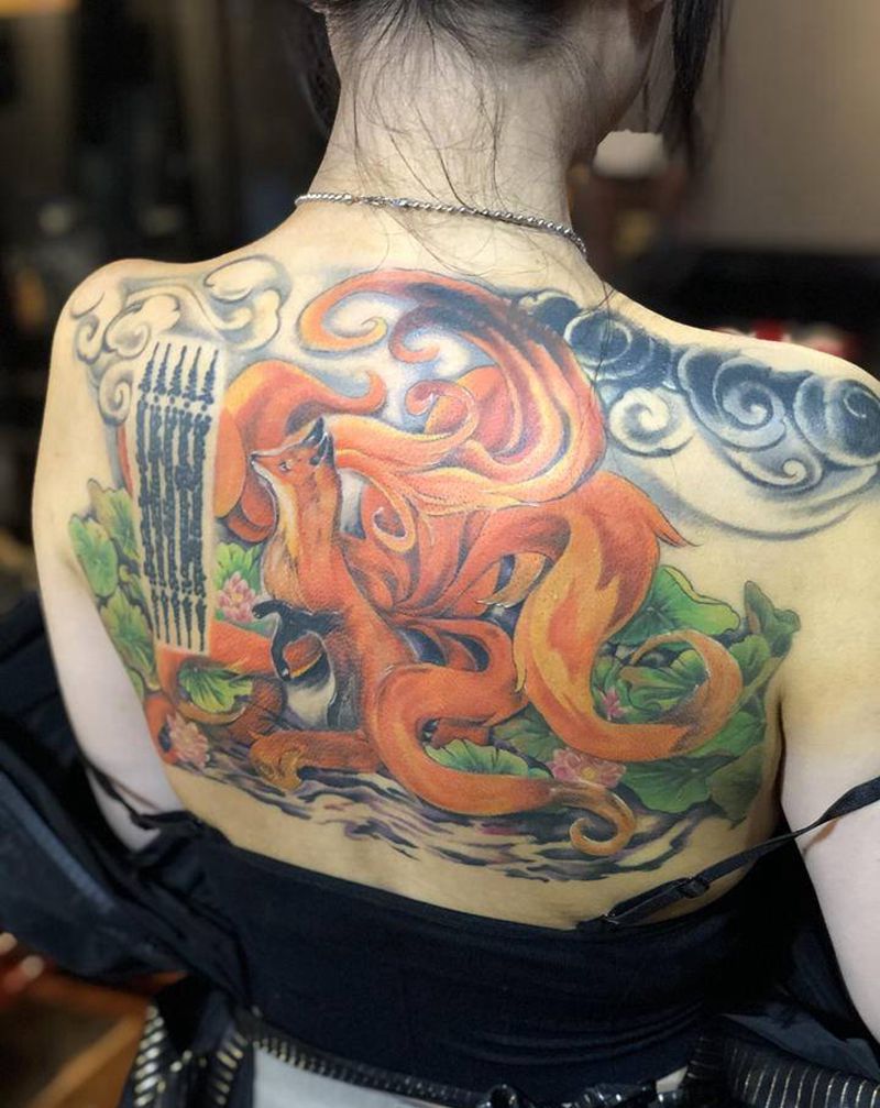 九尾狐！遮盖纹身图片_背部新传统遮盖纹身图案
