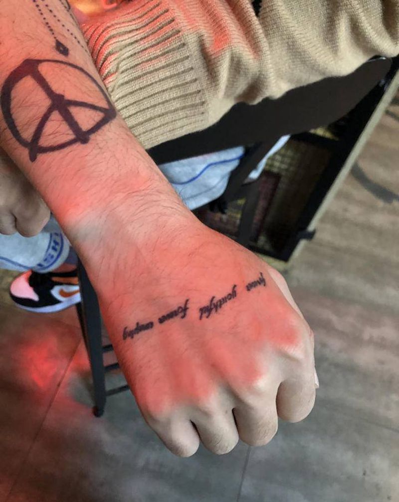 遮盖纹身图片_手部Old School纹身图案