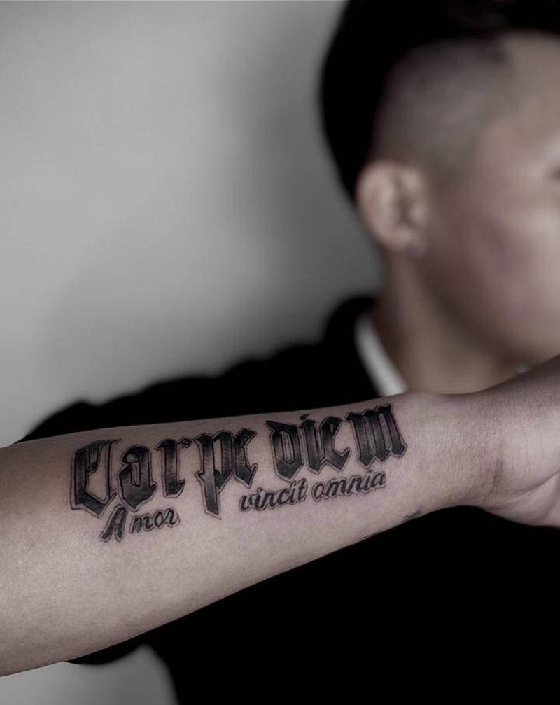 花体字纹身图片_手臂花体字纹身图案