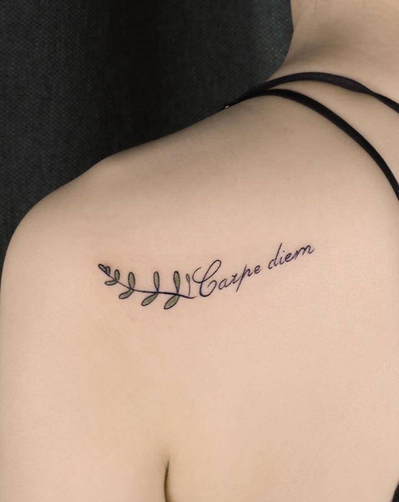 小花纹身图片_肩部几何纹身图案