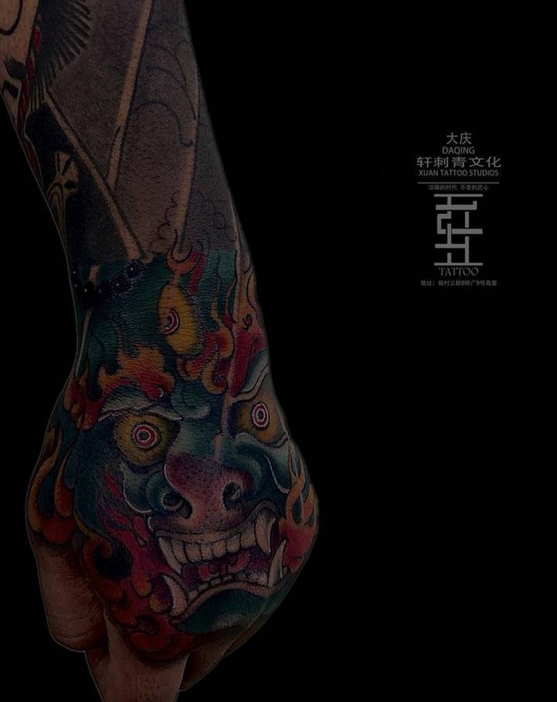 彩色手背大黑天纹身图片_手部新传统纹身图案