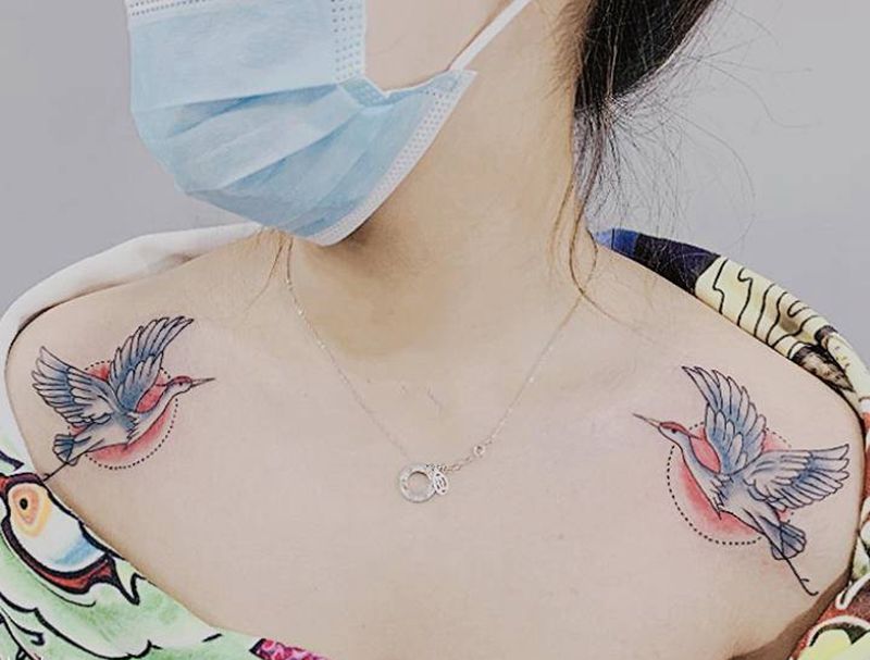 双肩鹤纹身图片_肩部胸部纹身图案