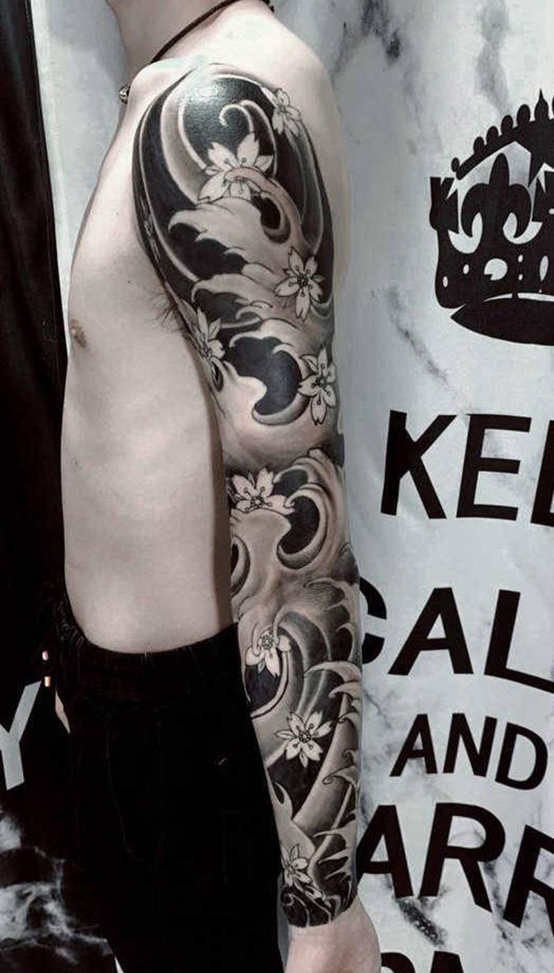 浪臂纹身图片_手臂肩部老传统纹身图案