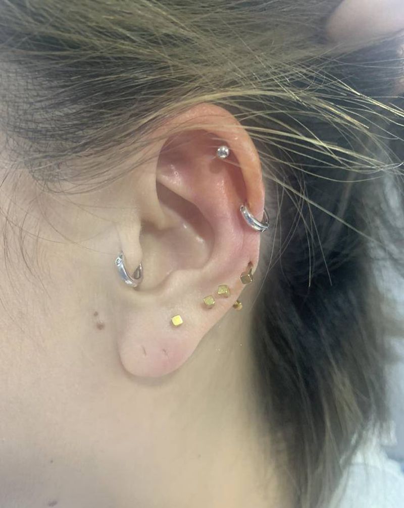 时尚穿孔纹身图片_颈部纹身图案