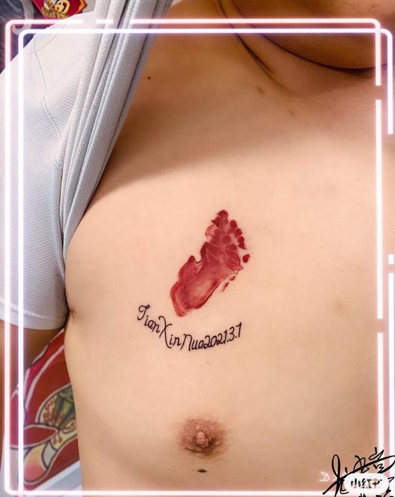 脚印纹身图片_胸部纹身图案