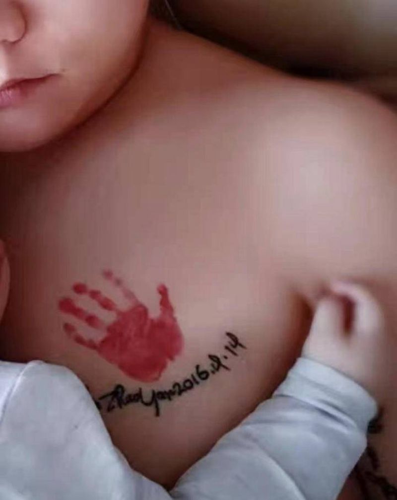 掌印纹身图片_胸部纹身图案