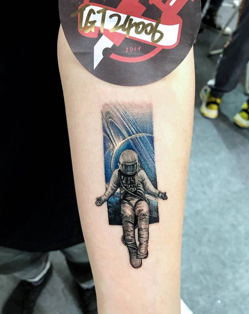 宇航员和雕像纹身图片_手臂点刺纹身图案