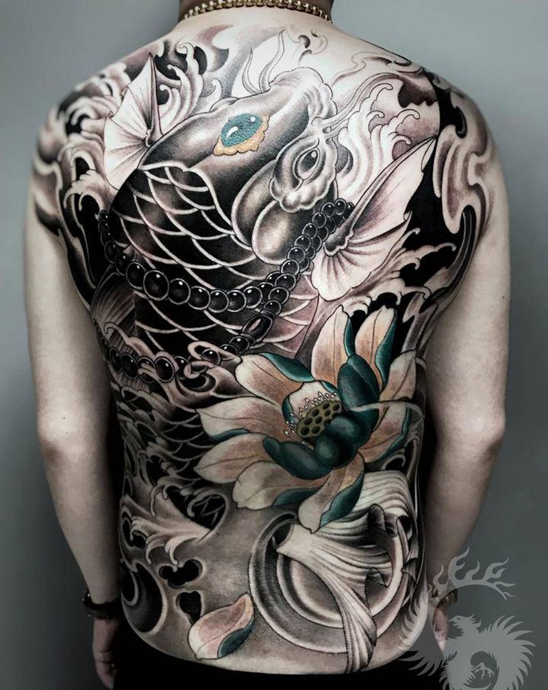 富贵锦鲤纹身图片_背部新传统纹身图案