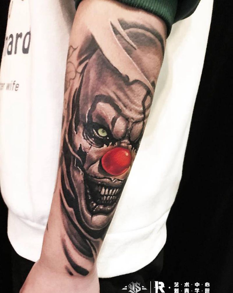 小丑纹身图片_手臂欧美写实小丑纹身图案