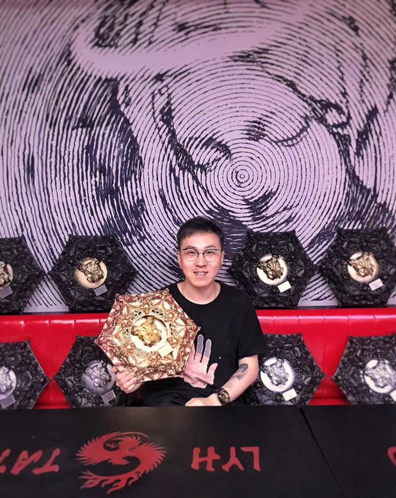 全场总冠军的奖牌这个样子纹身图片_手臂新传统欧美写实纹身图案