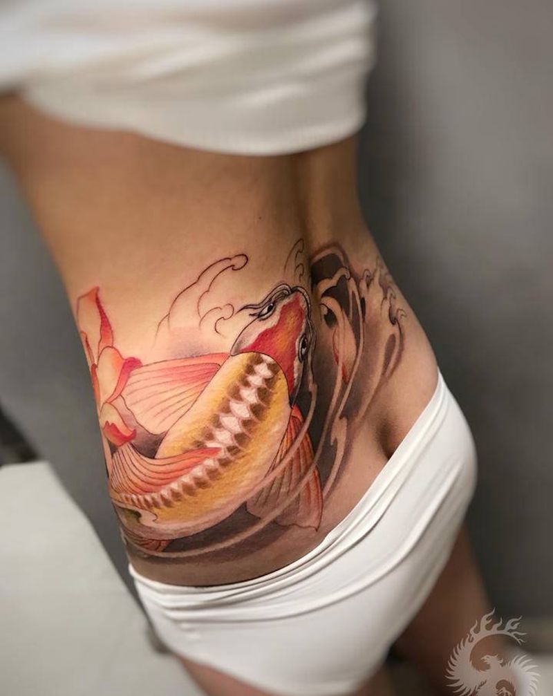 发财鱼纹身图片_腰部新传统纹身图案