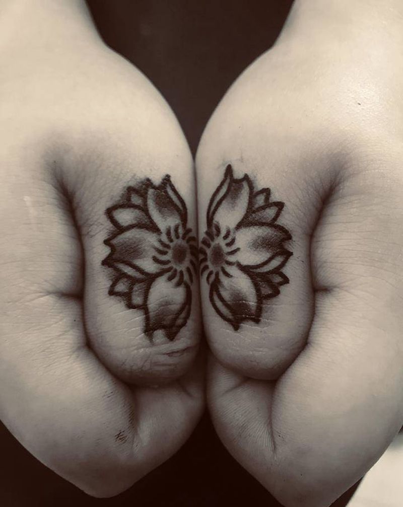手指小樱花纹身图片_手部新传统樱花 小清新纹身图案
