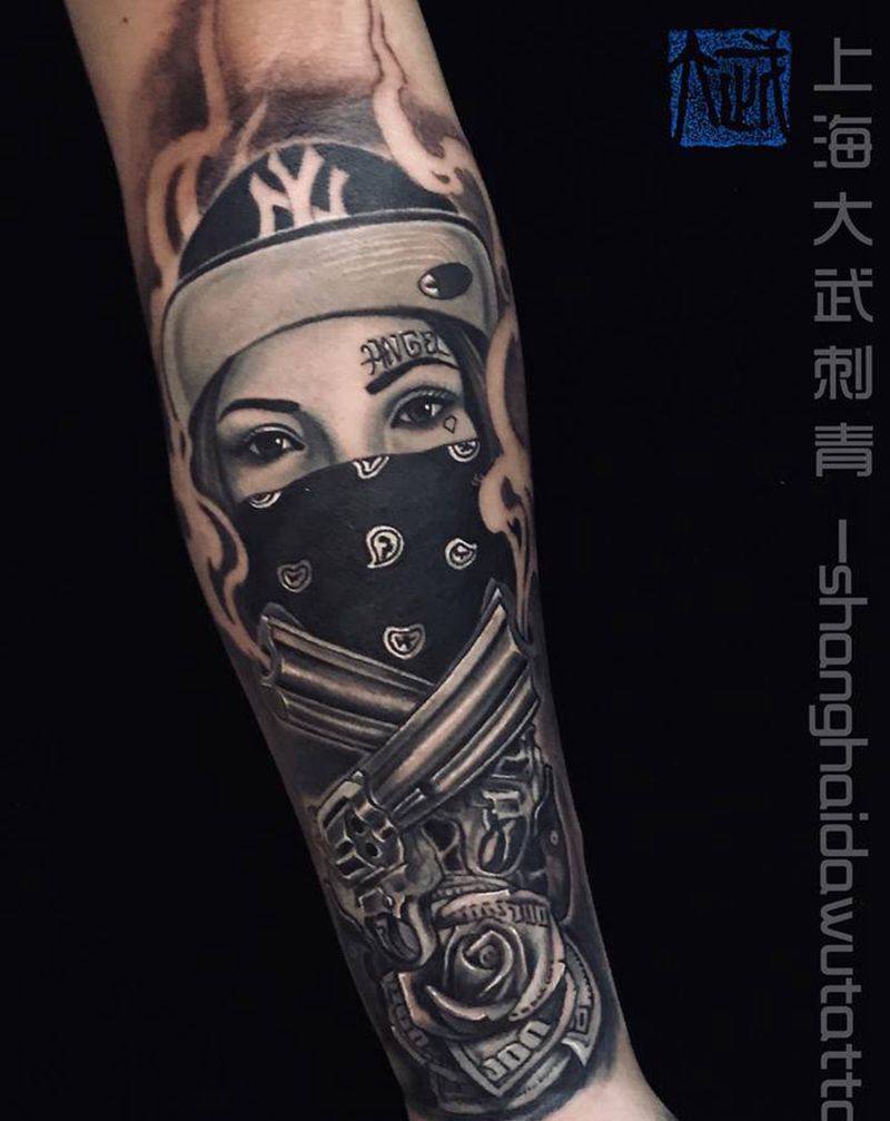 匪帮女孩纹身图片_手臂欧美写实花体字西海岸纹身图案