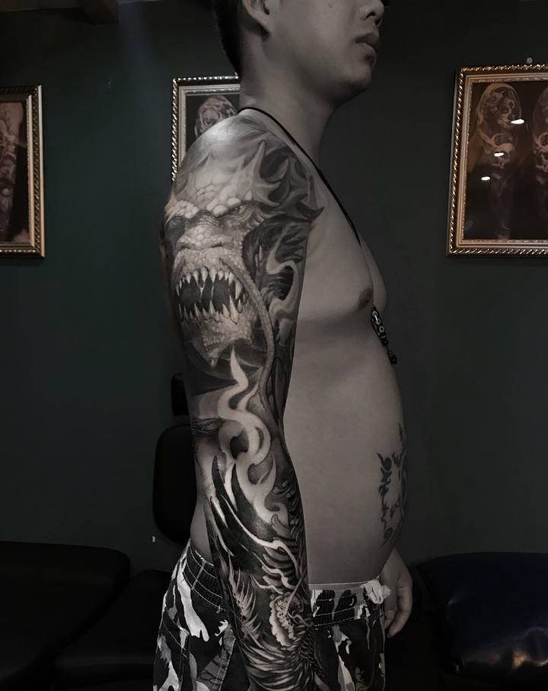 花臂拼接未完待续纹身图片_手臂新传统花臂龙凤凰纹身图案