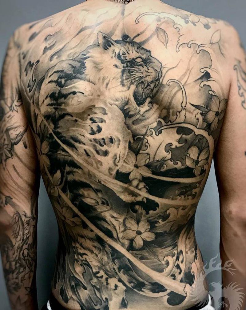 上山虎纹身图片_背部新传统纹身图案