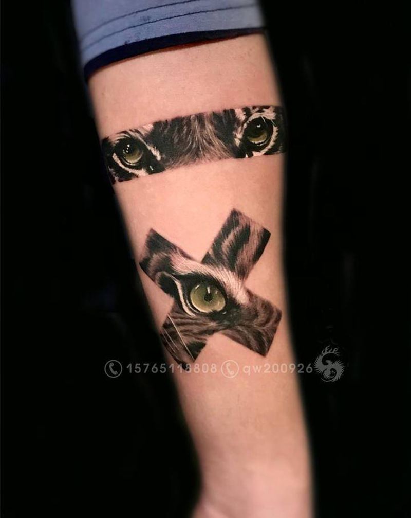 虎眼纹身图片_手臂欧美写实纹身图案