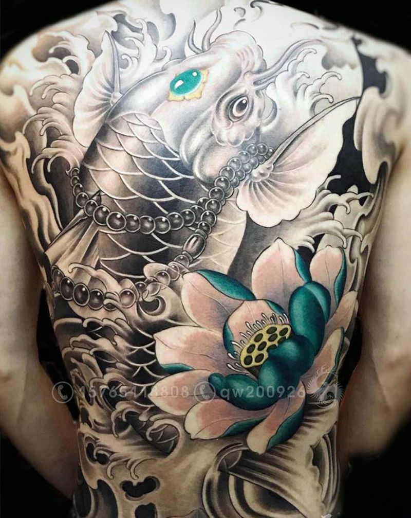满背锦鲤纹身图片_背部新传统纹身图案