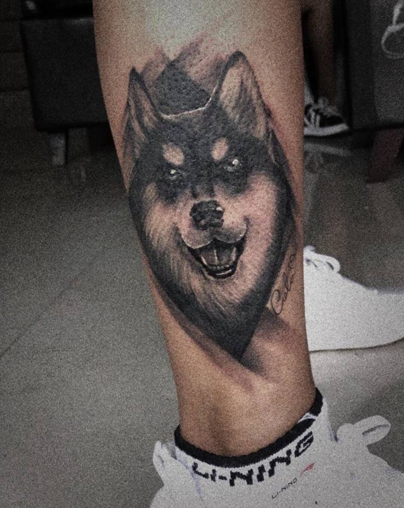 小狗纹身图片_肩部腿部欧美写实纹身图案