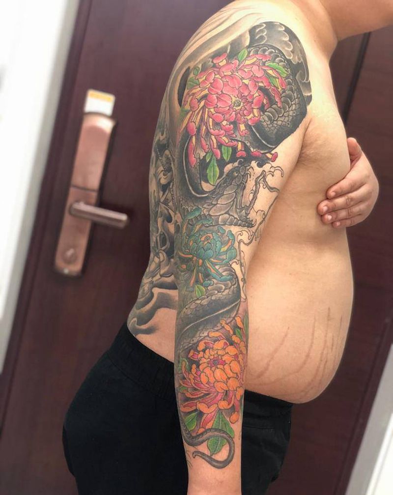 花臂蛇纹身图片_手部新传统纹身图案