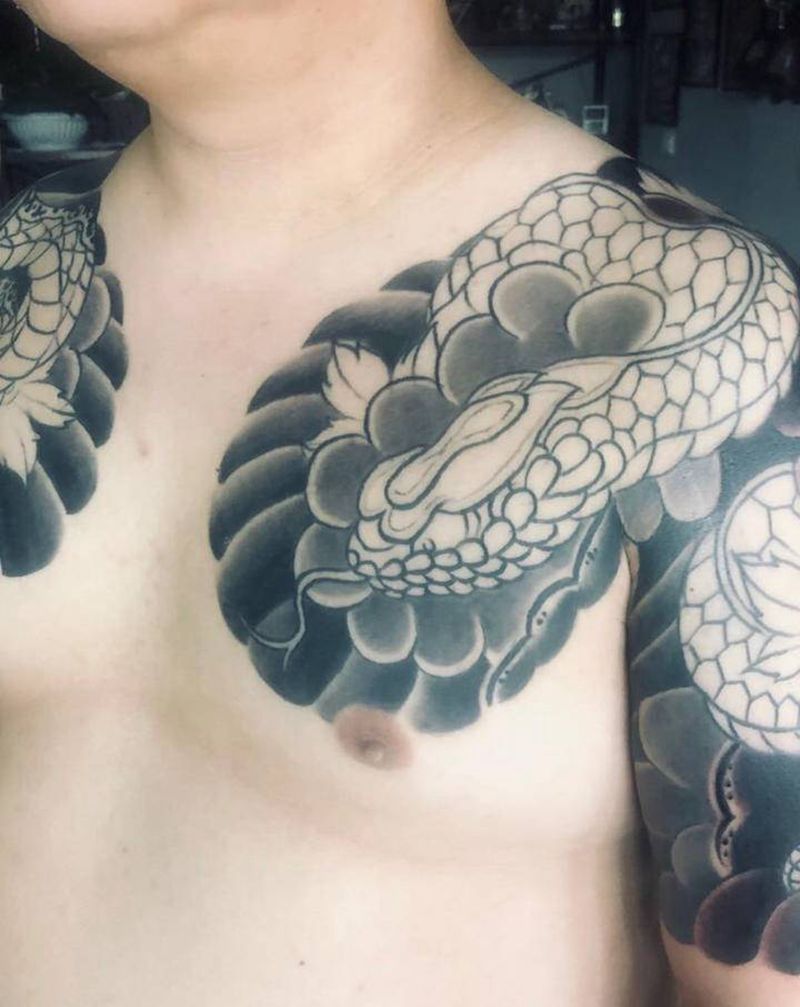 半甲纹身图片_胸部肩部老传统纹身图案