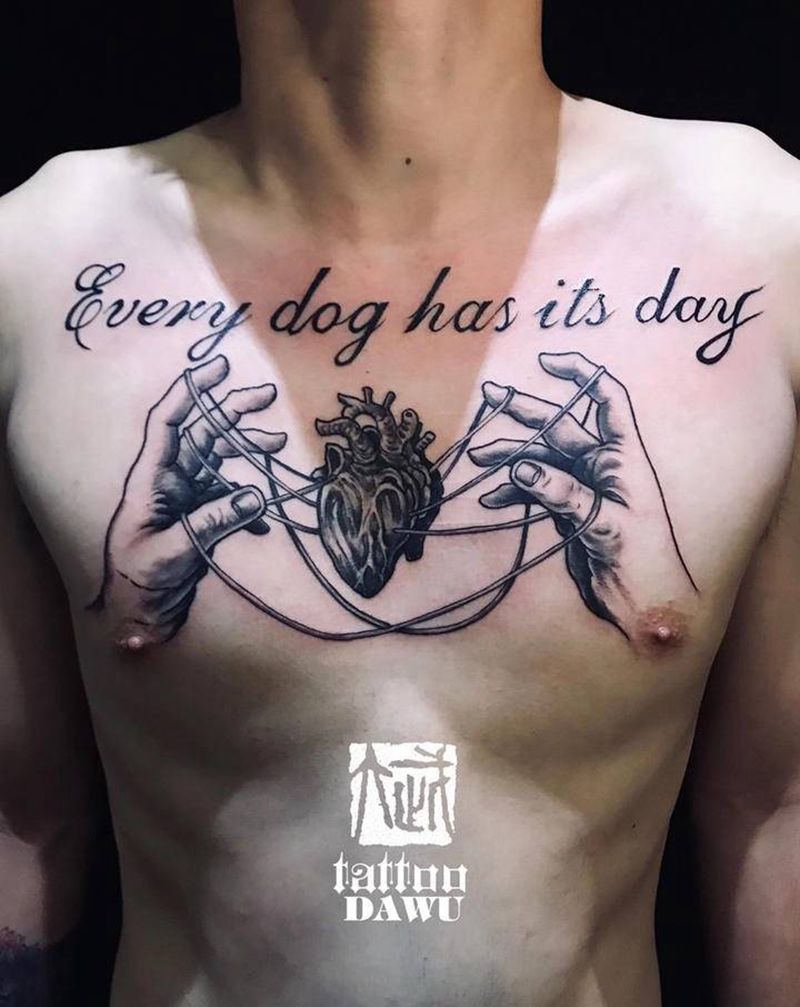 手操纵心纹身图片_胸部肩部纹身图案