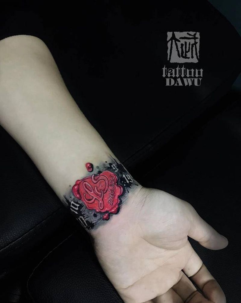 火漆遮盖纹身图片_手部微雕写实纹身图案