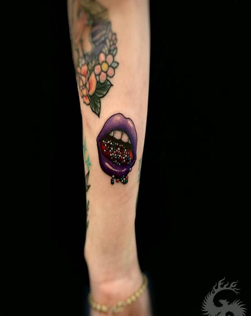 嘴唇 唐老鸭纹身图片_手臂New School纹身图案