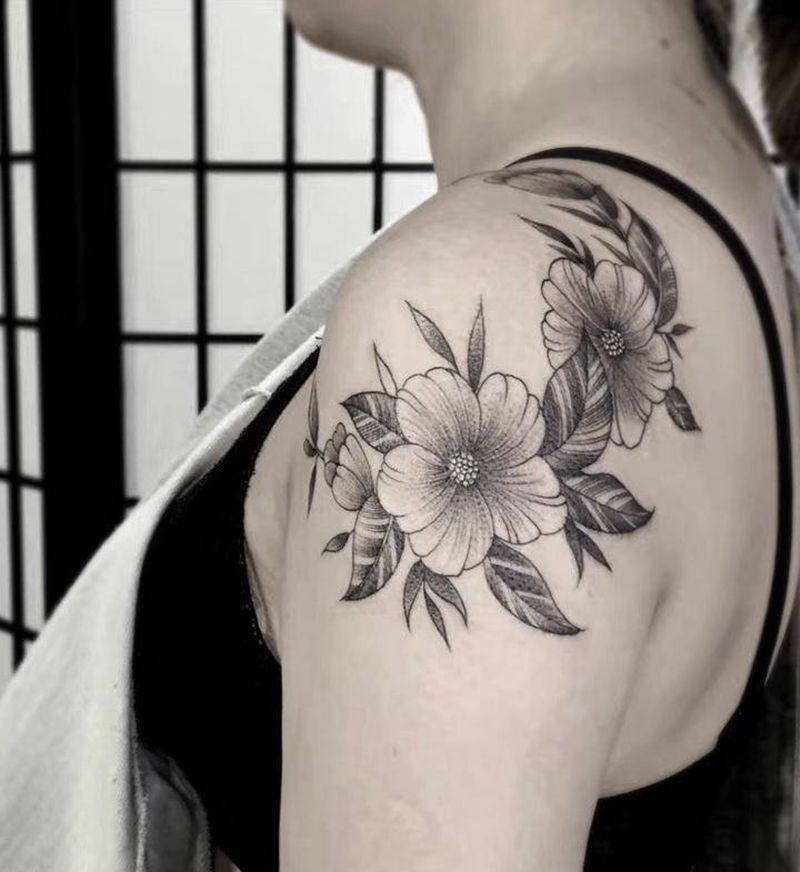 肩部素花 花卉纹身图片_肩部几何点刺纹身图案