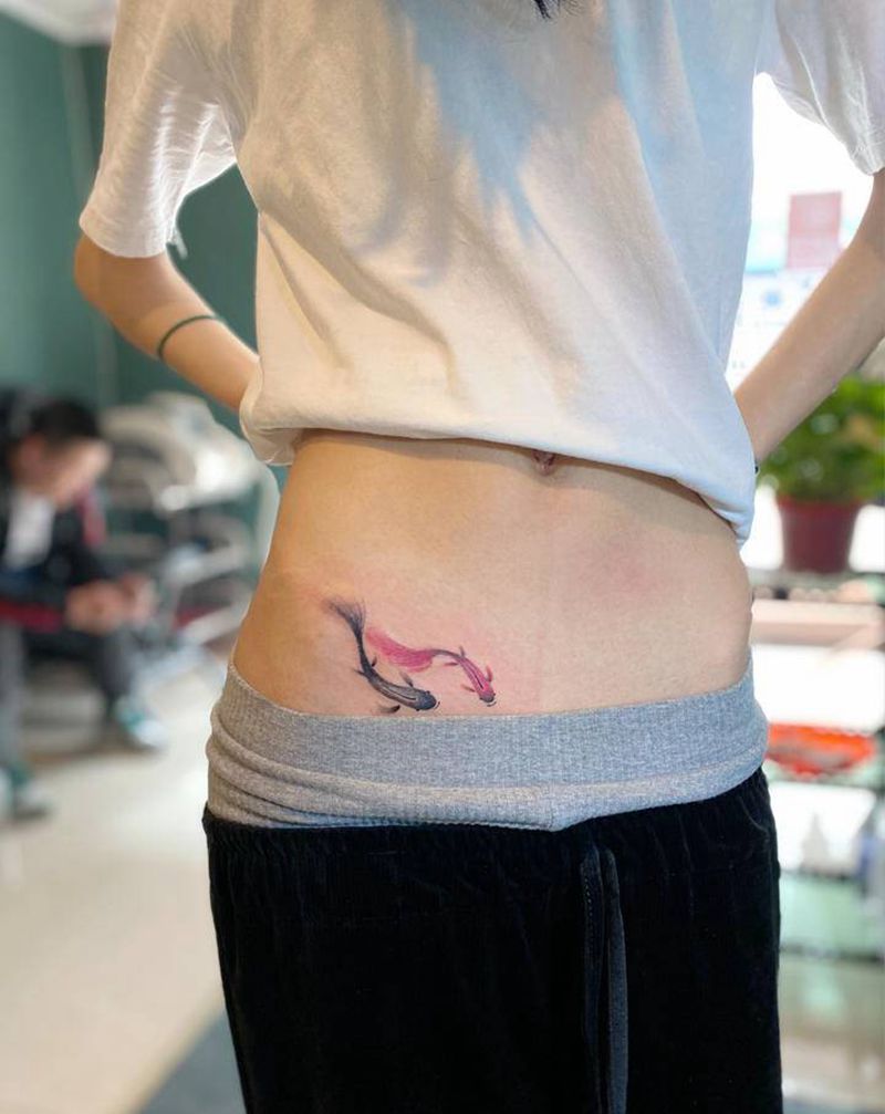 小鱼纹身图片_腰部水墨纹身图案