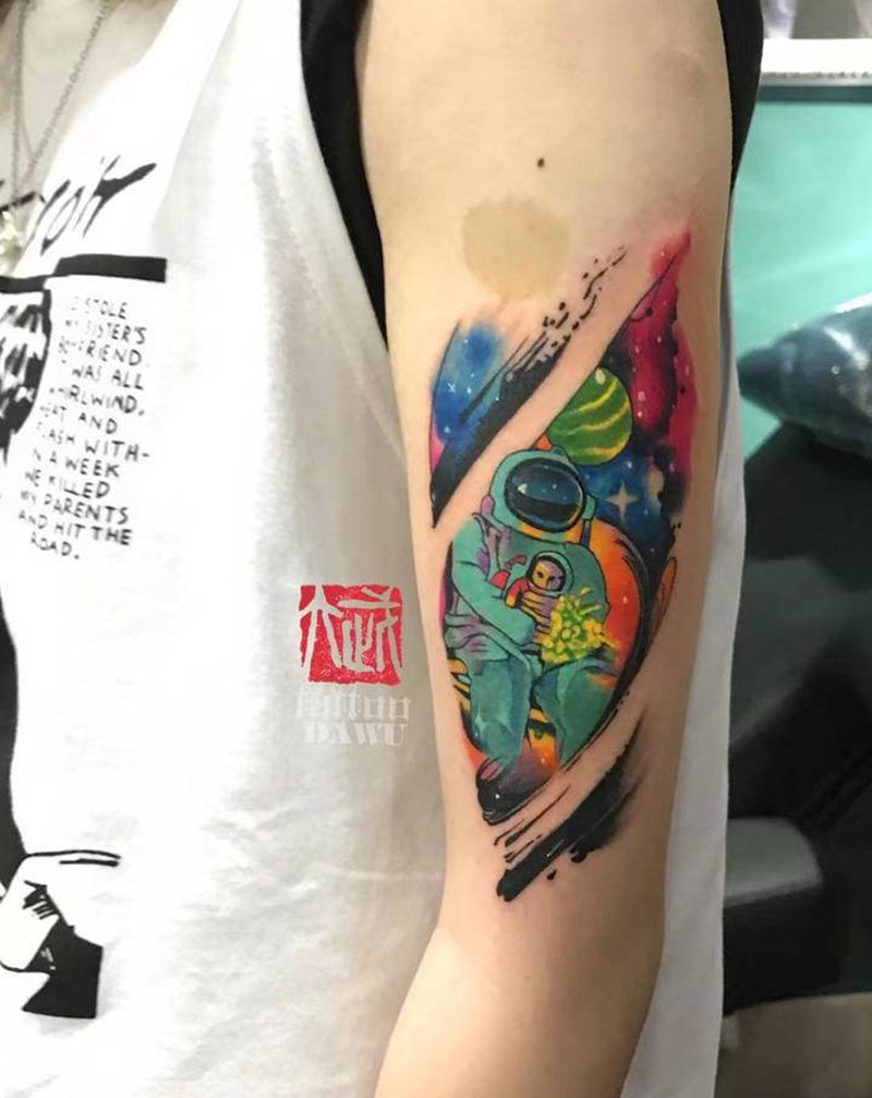 宇航员纹身图片_手臂腿部水墨New School宇航员纹身图案
