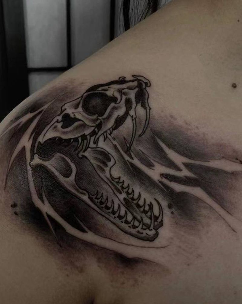 骨架纹身图片_肩部胸部新传统纹身图案