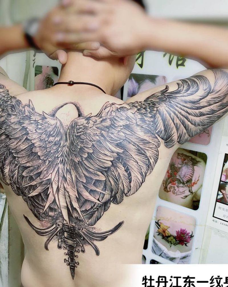 欧美大翅膀,黑灰点刺纹身图片_背部点刺纹身图案