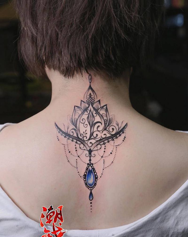 蕾丝纹身图片_背部点刺几何蕾丝曼陀罗纹身图案