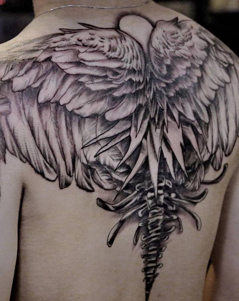 翱翔纹身图片_背部欧美写实点刺翅膀纹身图案
