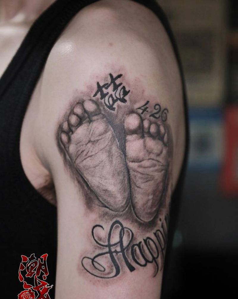 父爱纹身图片_手臂欧美写实花体字脚印写实纹身图案