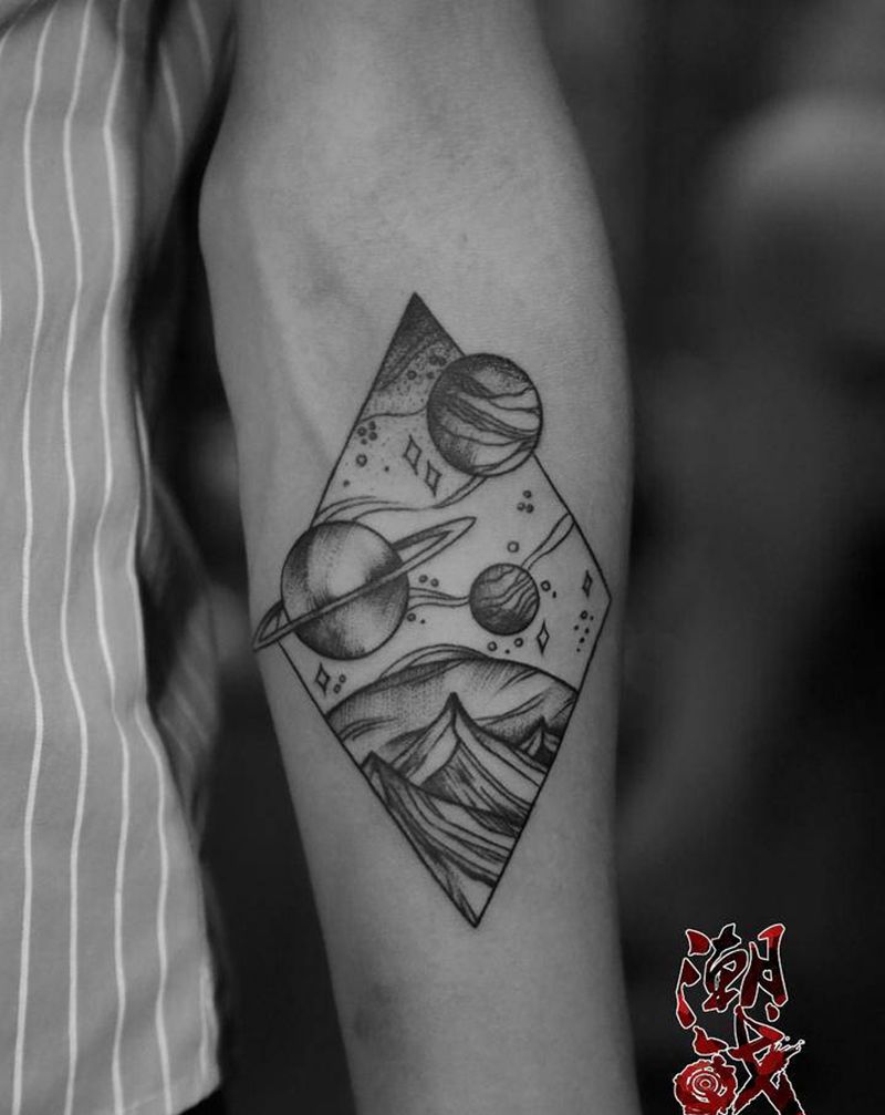 星际穿越纹身图片_手臂点刺几何星球山峰纹身图案