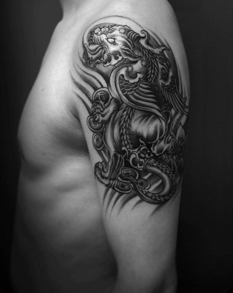 大臂招财貔貅纹身图片_手臂腿部老传统新传统纹身图案