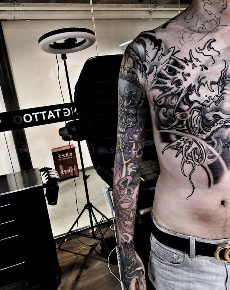 花臂接胸花脖子纹身图片_手臂胸部新传统纹身图案