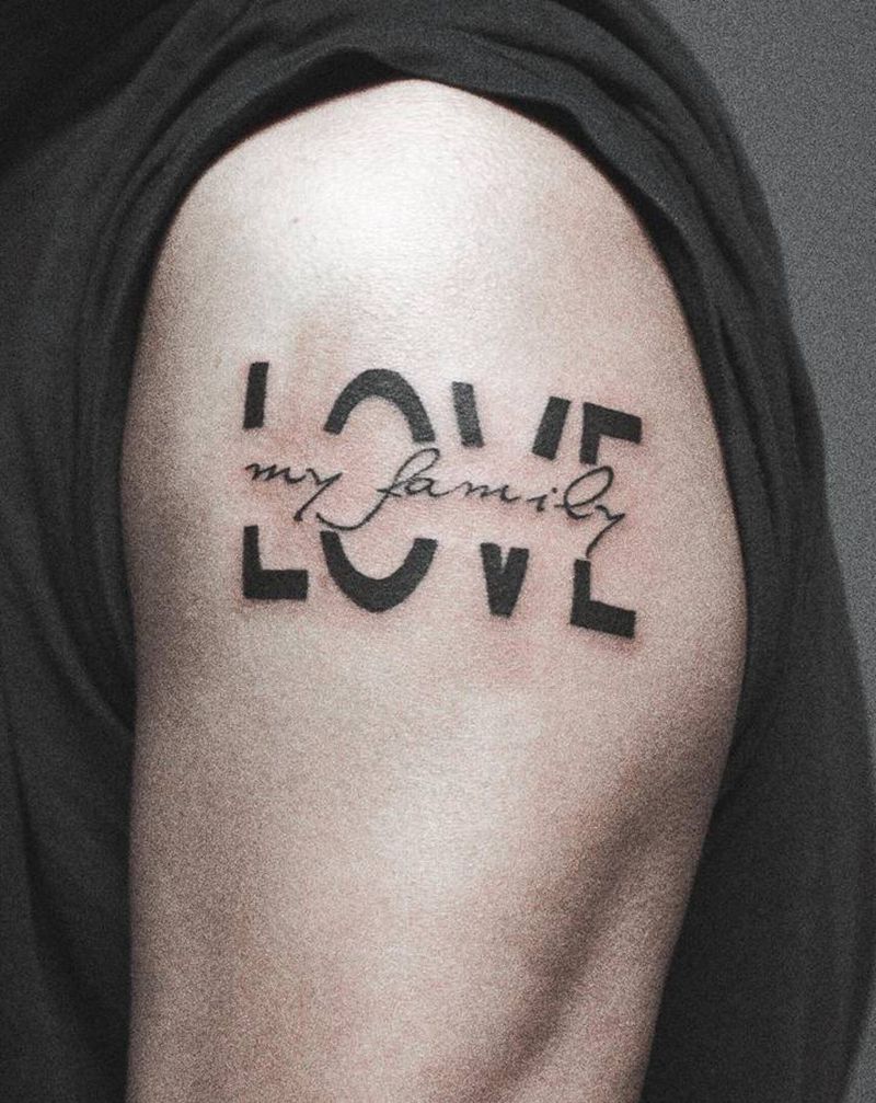 Love my family！纹身图片_肩部手臂Old School花体字纹身图案