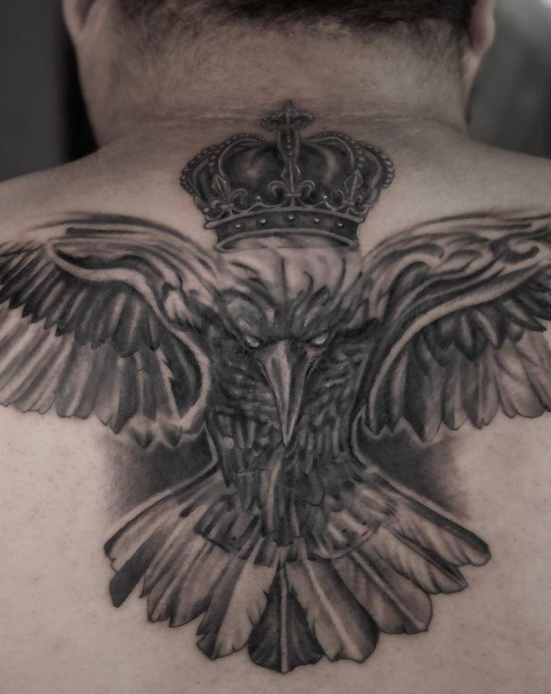 纹身遮盖纹身图片_背部欧美写实老鹰遮盖纹身图案